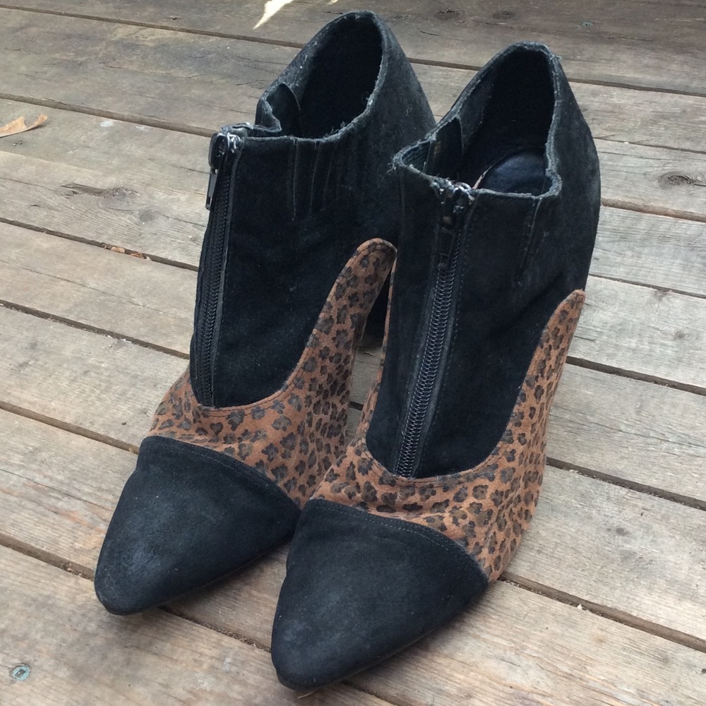 Newport News leopard print/black booties
